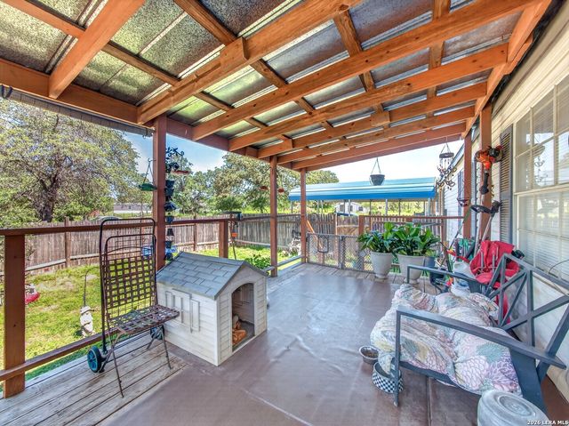 953 Forest Oaks Dr, Somerset, TX 78069