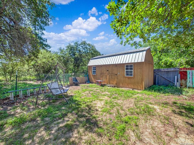 953 Forest Oaks Dr, Somerset, TX 78069