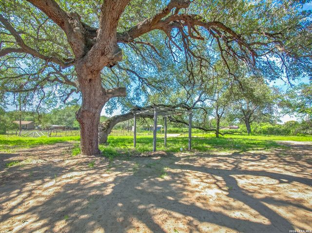 953 Forest Oaks Dr, Somerset, TX 78069