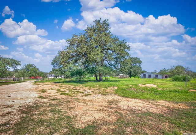 953 Forest Oaks Dr, Somerset, TX 78069