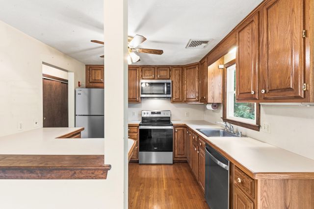 3 Jason Cir, North Attleboro, MA 02760