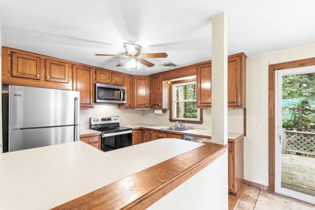 3 Jason Cir, North Attleboro, MA 02760