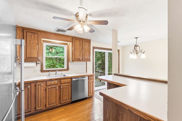 3 Jason Cir, North Attleboro, MA 02760
