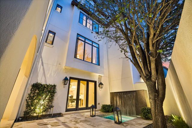 135 Calle Catalina Place, Houston, TX 77007