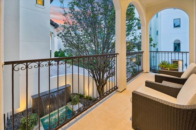 135 Calle Catalina Place, Houston, TX 77007