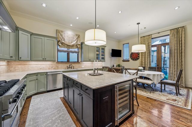 135 Calle Catalina Place, Houston, TX 77007