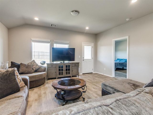 10421 NW 24th Terrace, Yukon, OK 73099