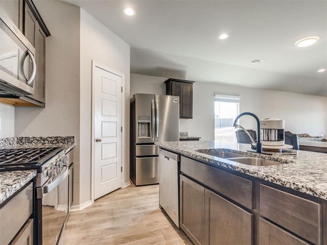 10421 NW 24th Terrace, Yukon, OK 73099