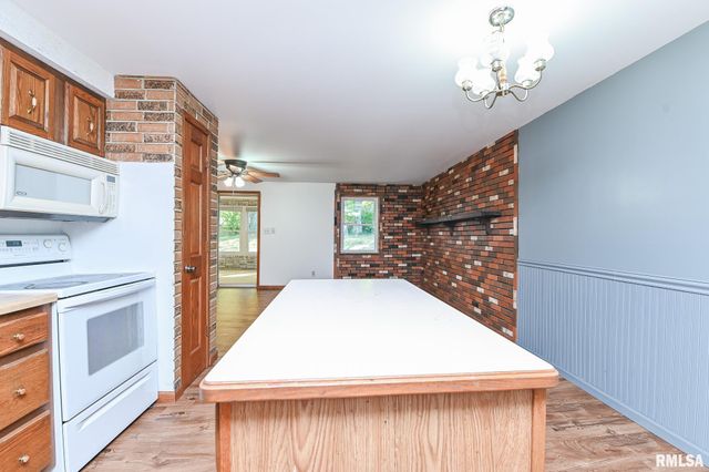 2112 GRANADA Drive, Pekin, IL 61554