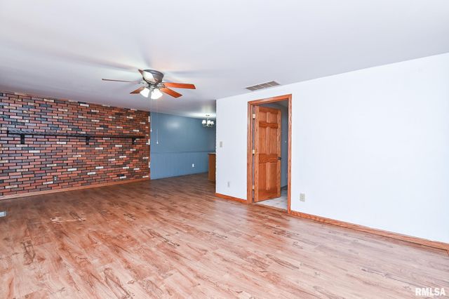 2112 GRANADA Drive, Pekin, IL 61554