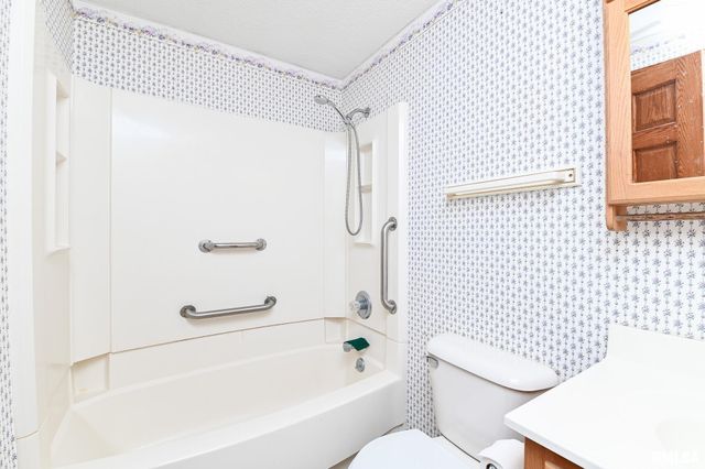 2112 GRANADA Drive, Pekin, IL 61554