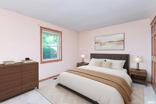 2112 GRANADA Drive, Pekin, IL 61554