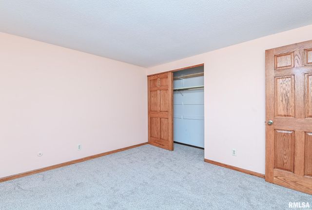 2112 GRANADA Drive, Pekin, IL 61554