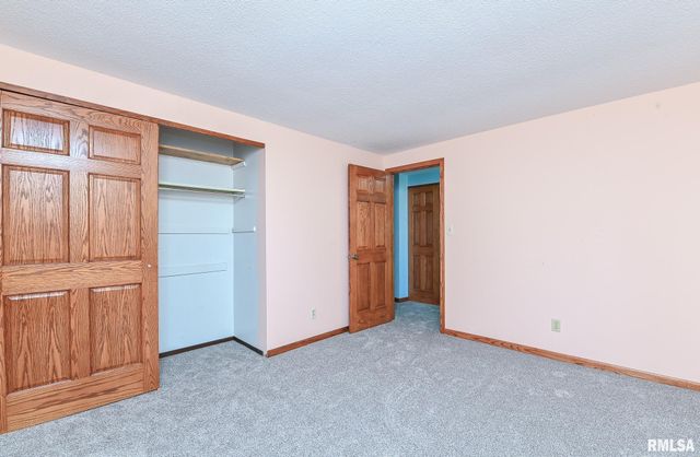 2112 GRANADA Drive, Pekin, IL 61554