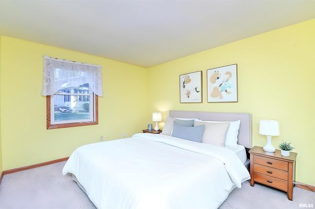 2112 GRANADA Drive, Pekin, IL 61554