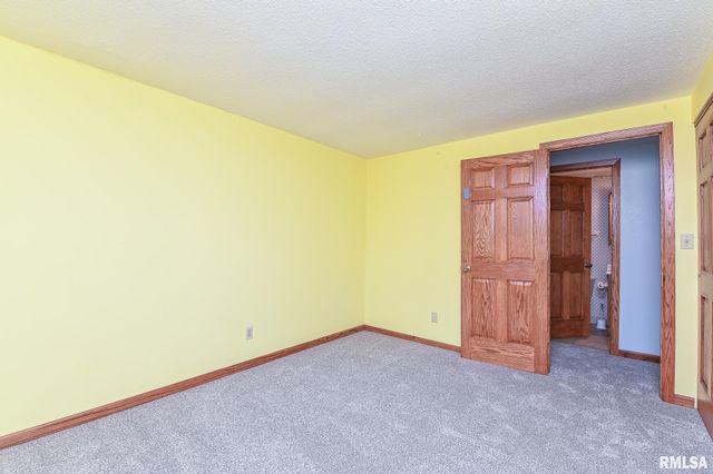 2112 GRANADA Drive, Pekin, IL 61554