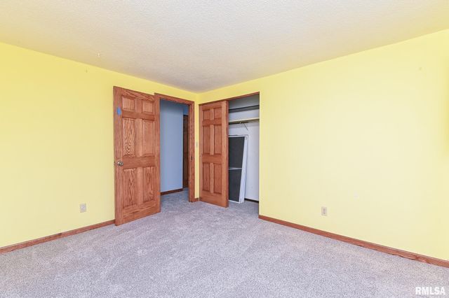 2112 GRANADA Drive, Pekin, IL 61554