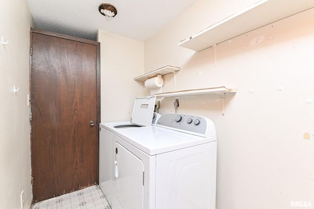 2112 GRANADA Drive, Pekin, IL 61554