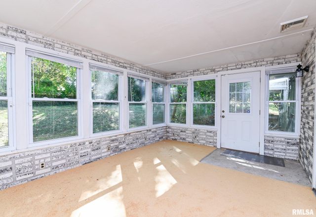 2112 GRANADA Drive, Pekin, IL 61554