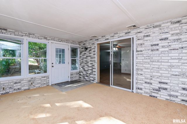 2112 GRANADA Drive, Pekin, IL 61554