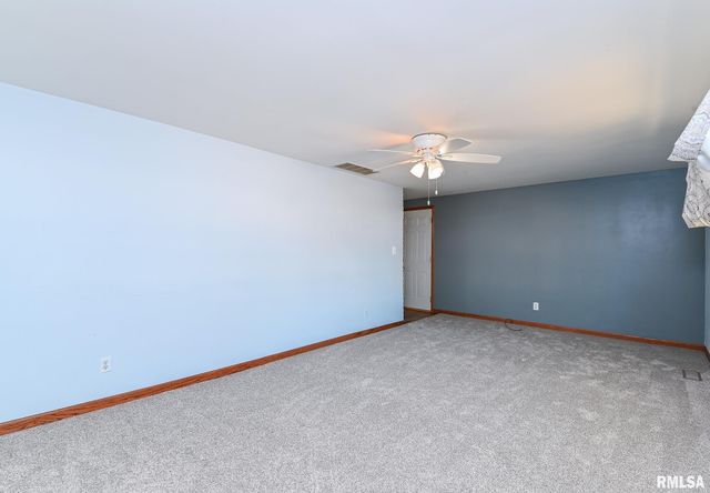 2112 GRANADA Drive, Pekin, IL 61554