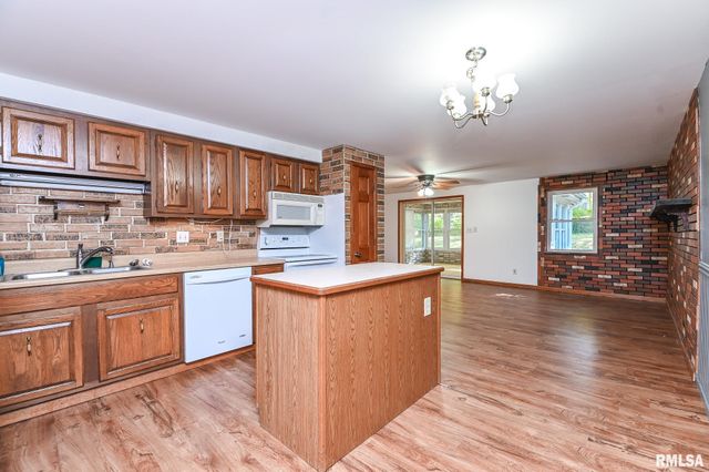 2112 GRANADA Drive, Pekin, IL 61554