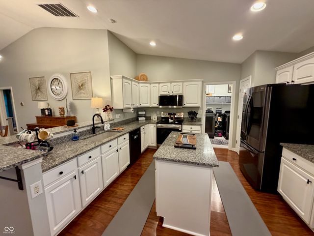 8566 Captain Drive, Avon, IN 46123