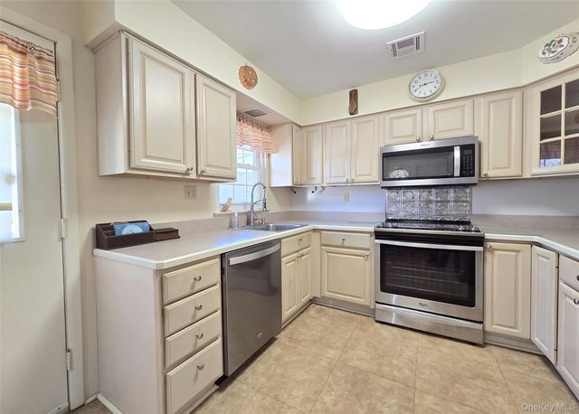 289 Cardiff Court B, Ridge, NY 11961