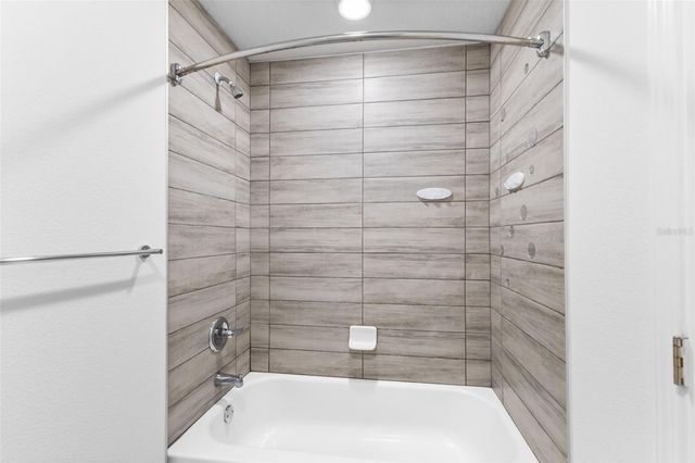 8704 KENYON VIEW COURT, Tampa, FL 33614