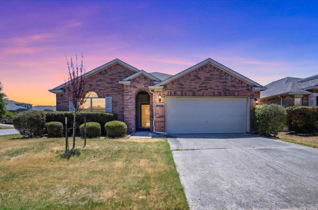 8928 Trailblazer Drive, Aubrey, TX 76227