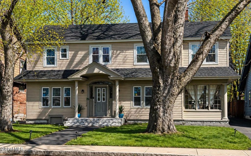 1038 Brierwood Boulevard, Schenectady, NY 12308