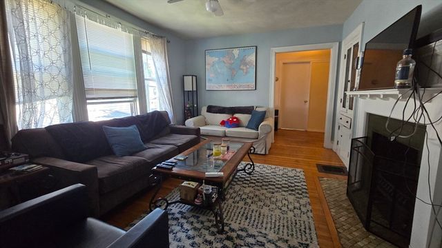27 Newcastle Rd 2, Boston, MA 02135