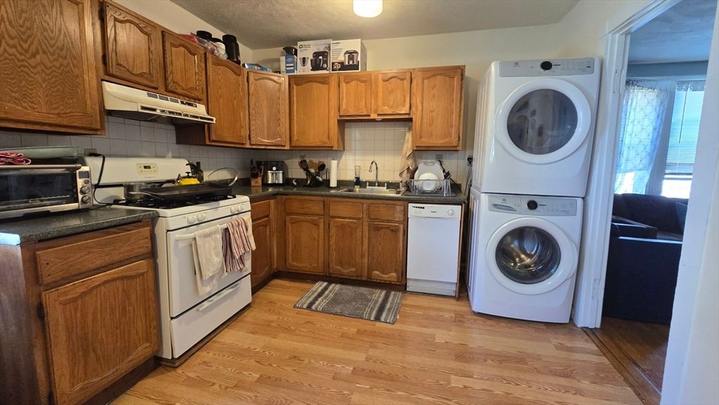 27 Newcastle Rd 2, Boston, MA 02135
