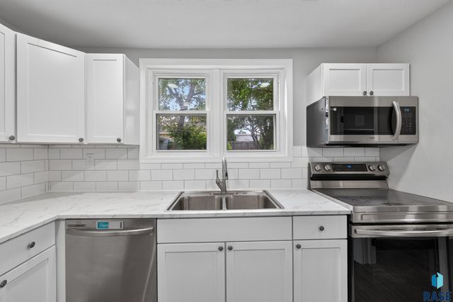 1902 S Spring Ave Avenue, Sioux Falls, SD 57105