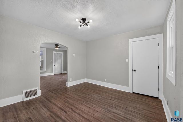 1902 S Spring Ave Avenue, Sioux Falls, SD 57105