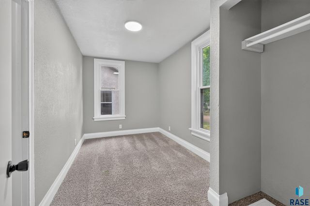 1902 S Spring Ave Avenue, Sioux Falls, SD 57105