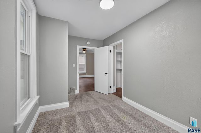 1902 S Spring Ave Avenue, Sioux Falls, SD 57105