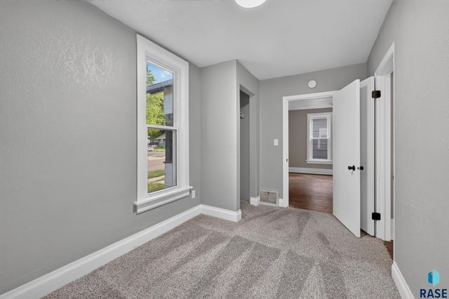 1902 S Spring Ave Avenue, Sioux Falls, SD 57105