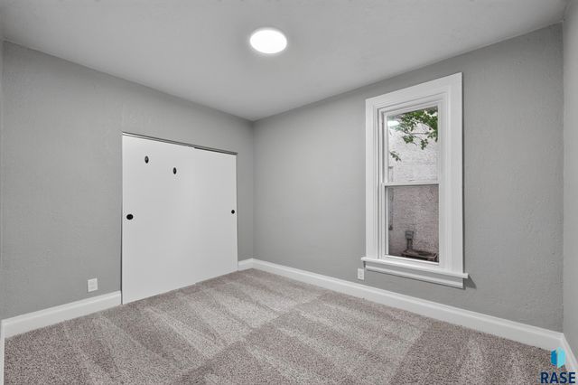 1902 S Spring Ave Avenue, Sioux Falls, SD 57105