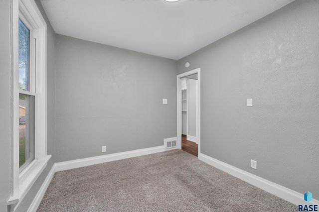 1902 S Spring Ave Avenue, Sioux Falls, SD 57105