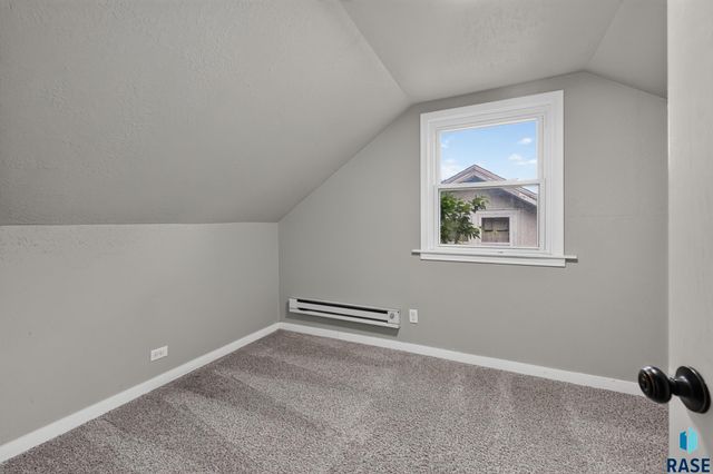 1902 S Spring Ave Avenue, Sioux Falls, SD 57105