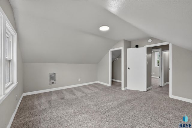 1902 S Spring Ave Avenue, Sioux Falls, SD 57105