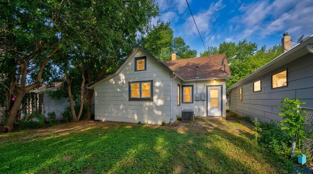 1902 S Spring Ave Avenue, Sioux Falls, SD 57105