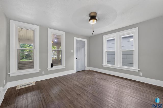 1902 S Spring Ave Avenue, Sioux Falls, SD 57105
