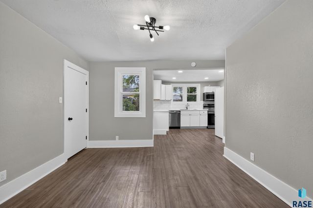 1902 S Spring Ave Avenue, Sioux Falls, SD 57105