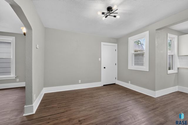 1902 S Spring Ave Avenue, Sioux Falls, SD 57105