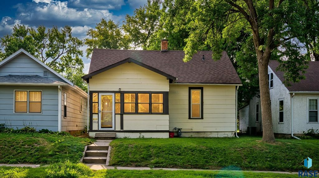1902 S Spring Ave Avenue, Sioux Falls, SD 57105