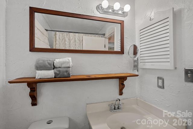 817 Bent Wood Court, Matthews, NC 28105