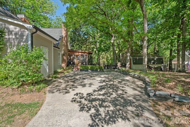 817 Bent Wood Court, Matthews, NC 28105