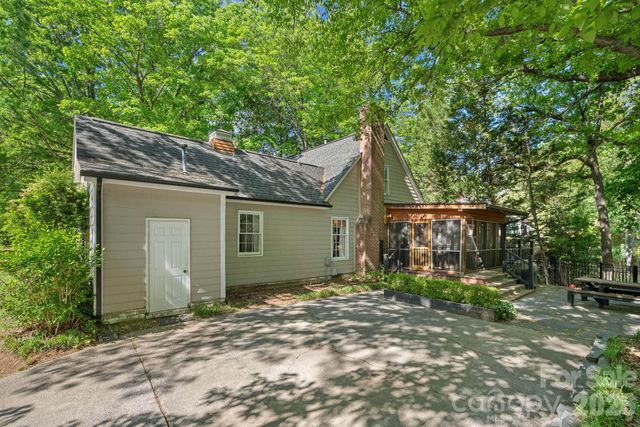 817 Bent Wood Court, Matthews, NC 28105